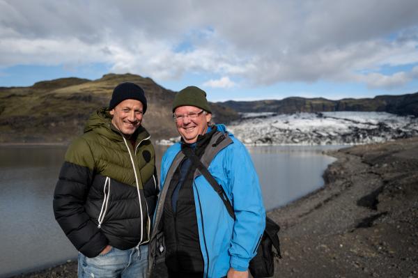 Bild 1 von 14: Wotan Wilke Möhring trifft den Gletscherforscher Torvardur Arnason um zu erfahren, wie sehr der Klimawandel Islands ikonische Gletscher bedroht.