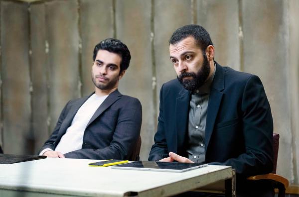 Bild 1 von 4: Die beiden iranischen Beamten Yazdi (Zanyar Mohammadi, re.) und Seyed (Armin Karima, li.) verhören die ahnungslose Nazanin.