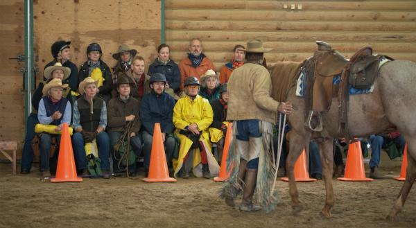 Bild 1 von 4: Cowboykurs, Theoriestunde auf der Gästeranch.