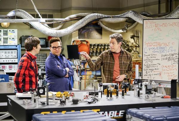 Bild 1 von 20: Nachdem Howard (Simon Helberg, l.) und Leonard (Johnny Galecki, M.) herausfinden, dass Sheldon ohne sie an einem ehemals gemeinsamen Projekt weiterarbeitet, wollen sie mit Kripkes (John Ross Bowie, r.) Hilfe selber die Technik perfektionieren. Doch können sie Kripke wirklich trauen?