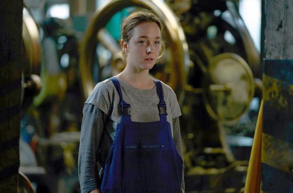 Bild 1 von 4: Tereza (Denisa Baresova) schaut einem Jungen bei ihrem neuen Job in der Fabrik nach.
