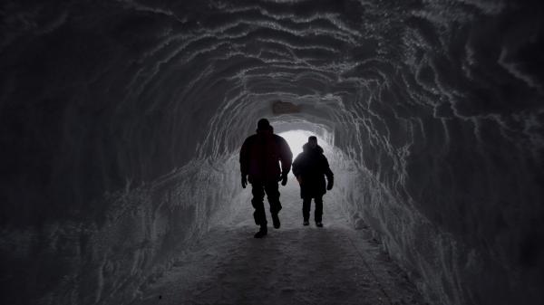 Bild 1 von 15: E-GRIP Wissenschafts-Camp unter dem Eisschild von Grönland