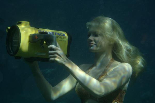 Bild 1 von 6: Rikki (Cariba Heine) dreht einen Unterwasserfilm über Haie, den sie beim \