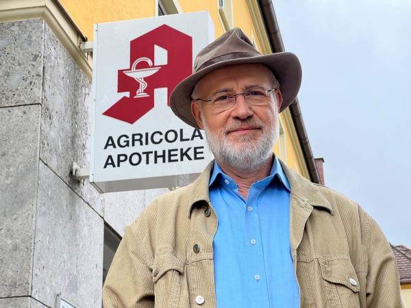 Bild 1 von 5: Harald Lesch auf der Suche nach den Strategien der Pharmariesen: Warum fehlen in den letzten Jahren immer mal wieder dringend benötigte Medikamente zur Therapie von Krebs- oder HIV-Erkrankungen? Aber auch Fiebersaft und Antibiotika sind für Patienten teilweise einfach nicht in den Apotheken zu bekommen. Wie kann das sein?