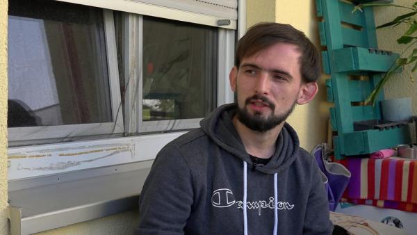 Bild 1 von 2: Jerrick hat nach zwei Jahren Obdachlosigkeit endlich eine eigene Wohnung und plant voller Vorfreude den Einzug.