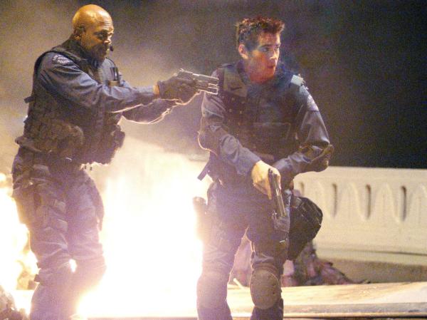 Bild 1 von 21: Sie sind die Besten der Besten! Das legendäre S.W.A.T.-Team der Polizei von L.A. wird als Eingreiftruppe bei dramatischen Verbrechen hinzugezogen. Die Aufgabe, die das Team der S.W.A.T.-Cops Hondo (Samuel L. Jackson, l.) und Street (Colin Farrell, r.) diesmal zu bewältigen hat, sprengt jedoch jeden Rahmen ...
