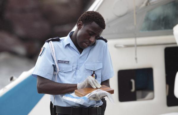 Bild 1 von 1: Fidel (Gary Carr) erhält Anweisungen von DI Richard Poole.