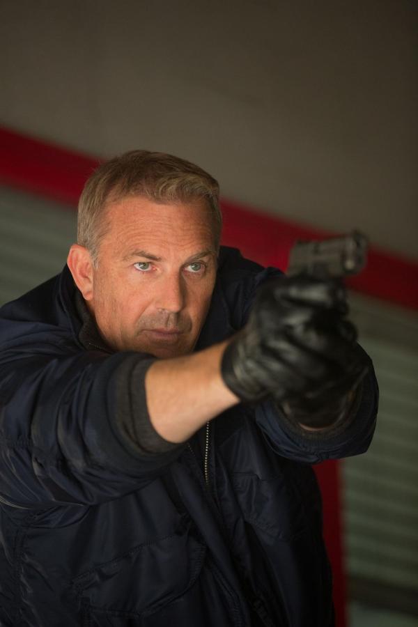 Bild 1 von 19: Als CIA-Agent William Harper (Kevin Costner) den jungen Ex-Marine Jack Ryan damit beauftragt, Konten und Geldbewegungen von terroristischen Gruppierungen aufzudecken, ahnt er nicht, dass sein Schützling schon bald in ein mörderisches Spiel verwickelt wird ...