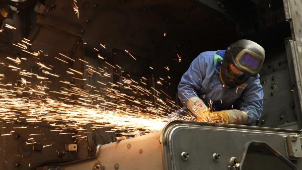 Bild 1 von 2: Seit Ende 2023 produziert die Fabrik im ungarischen Zalaegerszeg die Lynx-Schützenpanzer.