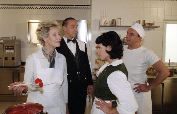 Bild 1 von 11: Im Bild (v.li.): Lotte Ledl (Anna Kofler), Karl Menrad (Albert Novak), Julia Cencig (Lisa), Christian Pogats (Sebastian).