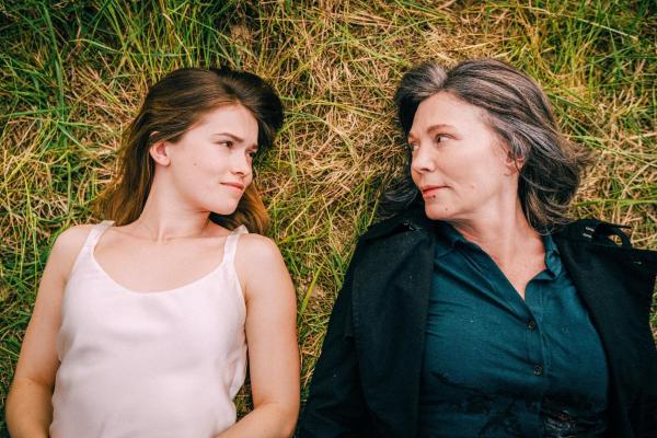 Bild 1 von 1: Im Bild (v.li.): Zoe Moore (Marie Becker), Iris Berben (Freya Becker).