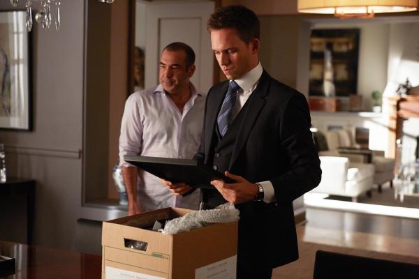 Bild 1 von 2: Louis (Rick Hoffmann, l.), der sich nach der Kündigung an ein Leben ohne die Kanzlei gewöhnen muss, ist kurz davor Mikes (Patrick J. Adams, r.) gut gehütetes Geheimnis aufzudecken.