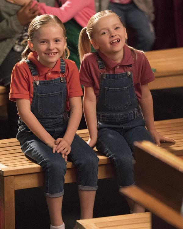 Bild 1 von 8: Amy Fogerty (Ella Allan, l.); Emma Fogerty (Mia Allan, r.)