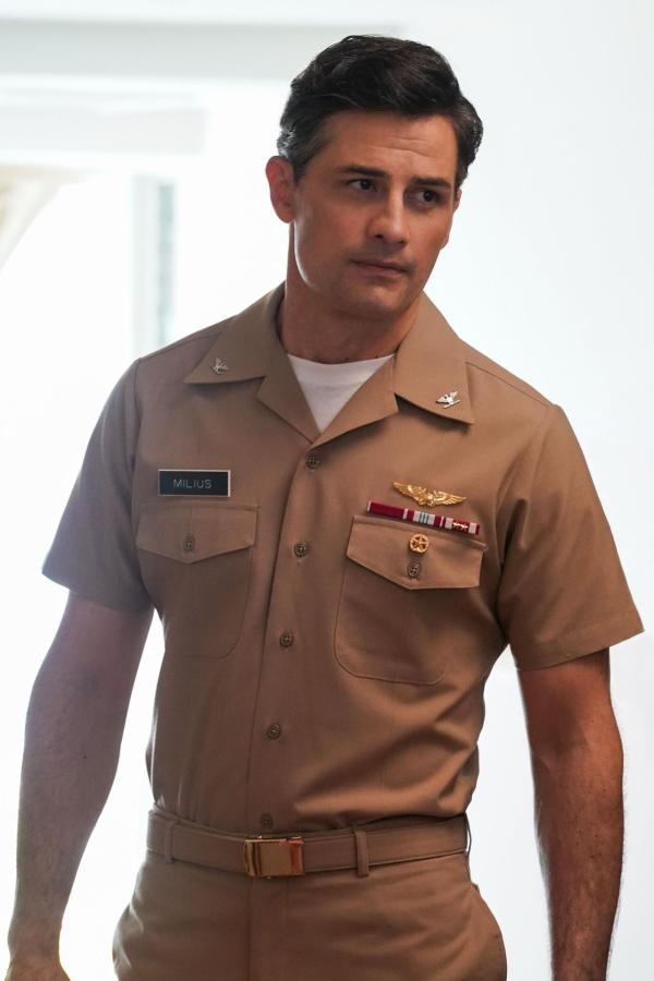 Bild 1 von 11: Captain Joe Milius (Enver Gjokaj)