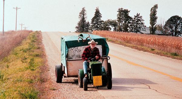 Bild 1 von 1: Alvin Straight, ein sturer, 73-jähriger Rentner aus Iowa, begibt sich auf eine unglaubliche Reise. Auf einem Rasenmäher mit einem selbstgebauten Anhänger fährt er in sechs Wochen ins 400 km entfernte Städtchen Mount Zion in Wisconsin. Ohne Führerschein und mit schwachen Augen will er zu seinem kranken Bruder Lyle, um sich mit ihm nach zehn Jahren Streit auszusöhnen. - Auf seiner Reise fährt Alvin Straight (Richard Farnsworth) 390 Kilometer von Iowa nach Wisconsin.