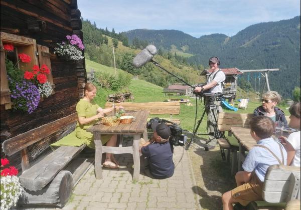 Bild 1 von 10: Im Bild: Daniela Hotter mixt eine Kräutertinktur, Königsbergalm