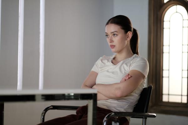 Bild 1 von 3: Luce (Jessica Alexander) wird von Dr. Howson ins Kreuzverhör genommen - doch sie bleibt standhaft.