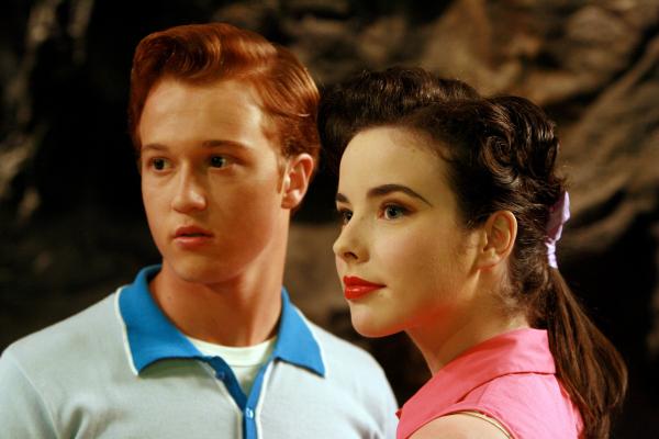Bild 1 von 2: Max (Matthew Scully, l.) und seine große Liebe Gracie (Teri Haddy, r.), eine der früheren Meerjungfrauen.