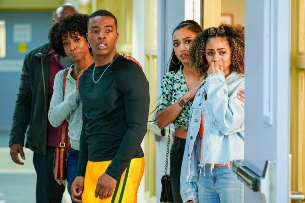 Bild 1 von 1: Im Bild (v.li.): Karimah Westbrook (Grace James), Daniel Ezra (Spencer James), Samantha Logan (Olivia Baker), Chelsea Tavares (Patience).