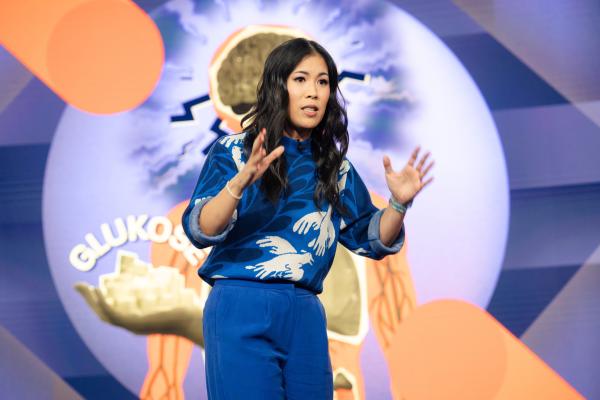 Bild 1 von 7: Bei Angst laufen mehrere Dinge gleichzeitig im Körper ab. Alles startet im Gehirn, das eine mögliche Gefahr wahrnimmt und die Ausschüttung von Stresshormonen auslöst. Es schickt zum Beispiel Signale an die Nebennieren, die wiederum die Stresshormone Adrenalin und Noradrenalin ausschütten. Und die aktivieren dann das sogenannte sympathische Nervensystem:  Der Herzschlag beschleunigt sich, die Muskeln ziehen sich zusammen und Blut gelangt vermehrt in Richtung der großen Muskeln wie den Arm- und Beinmmuskeln. Gleichzeitig wird die Atmung schneller, so kann der Körper mehr Sauerstoff aufnehmen. Die Leber stellt mehr Glukose zur Verfügung für schnelle Energiezufuhr. Auch die gesamte Wahrnehmung ist im Alarmmodus, die Augen sind weit aufgerissen, die Pupillen geweitet. Dafür werden andere körperliche Systeme heruntergefahren: Die Verdauung lässt nach, auch das Immunsystem wird gedämpft.