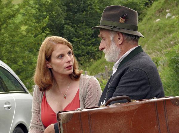 Bild 1 von 19: Bettina (Julia Jäger) lässt nicht zu, dass Karl (Peter Mitterrutzner) den Gutshof für immer verlassen will.