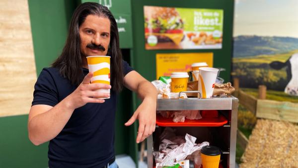 Bild 1 von 10: Vier Insider, die jahrelang für McDonald's gearbeitet haben, verraten exklusiv die cleveren Marketingtricks des Fast-Food-Giganten.