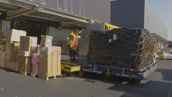 Bild 1 von 3: In der Frachtkontrolle wird ein verdächtiges Paket überprüft - die Ermittler gehen jedem Hinweis auf mögliche Schmuggelware nach.