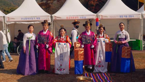 Bild 1 von 7: Traditionelle Hochzeitszeremonien verlieren immer mehr an Bedeutung und werden heute teils öffentlich für Touristen zugänglich abgehalten.