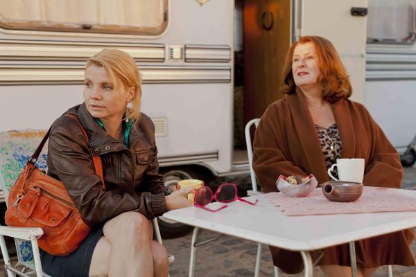 Bild 1 von 25: Dannis' (Annette Frier, l.) neue Mandantin Ulla Bode (Traute Hoess, r.) arbeitet als Prostituierte in einem Campingwagen. Nun erweitert die Stadt Köln den Sperrbezirk und Ulla und ihre Genossinnen sollen weichen - und zwar zum Containerbahnhof, wo Zuhälter ein unbarmherziges Regiment führen. Kann Danni ihnen helfen?