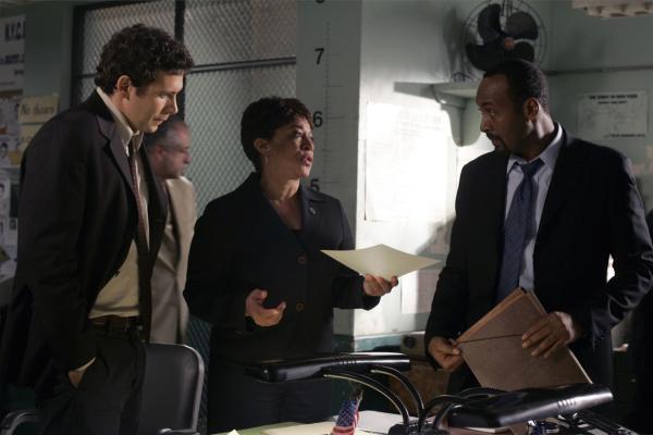 Bild 1 von 12: (l-r) Jeremy Sisto as Cyrus Lupo, S. Epatha Merkerson as Lt. Anita Van Buren, Jesse L. Martin as Detective Ed Green -- NBC
