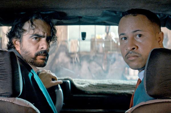 Bild 1 von 4: Mehdi (Fehd Benchemsi, li.) und Hamid (Abdelhadi Taleb, re.) trennen nur ihr Auto und ihre Anzüge von den Armen, deren Schulden sie eintreiben.