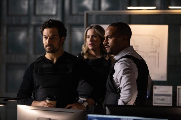 Bild 1 von 6: (v.l.n.r.) Cole Ellis (Giacomo Gianniotti); Detective Yates (Amy Goodmurphy); Detective Simmons (Michael Xavier)