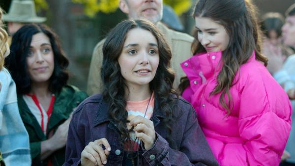 Bild 1 von 5: Addie (Lola Blue, M.), Mutter Bess (Zahra Browne l.) und ihre Schwester Nina (Caitlin Hamilton, r.) sind aufgeregt: Endlich geht Addies Wunsch in Erfüllung, denn die Hexen-Gedenktafel wurde genehmigt.© ZDF/Kind Of Productions Limited MMXXIII - Honorarfreie Verwendung gemäß AGB im redaktionellen Zusammenhang mit genannter Sendung bei Nennung \