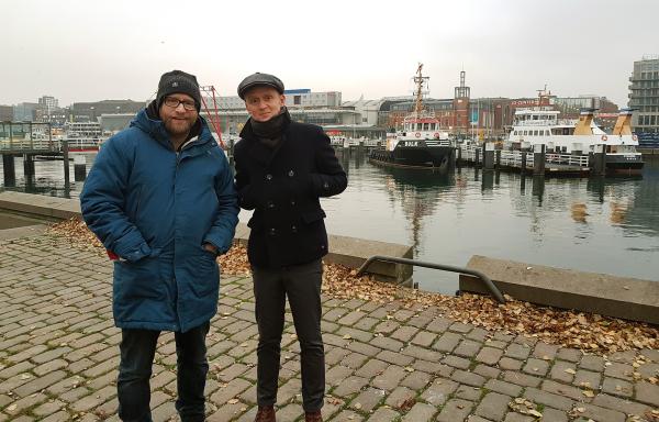 Bild 1 von 4: Pierre M. Krause begleitet Gregor Meyle im Tourbus während seiner Tour durch den Norden Deutschlands,  hier sind sie gerade im Kieler Hafen.