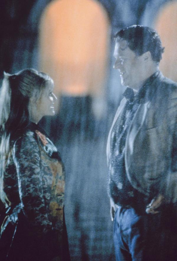 Bild 1 von 9: Sind Miranda Greens (Camille Coduri, l.) Gefühle für Ralph Hampton Gainesworth Jones (John Goodman, r.) wirklich echt?