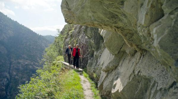 Bild 1 von 10: Im Bild: Oben Felswand unten Abgrund. Wandern auf den vor 600 Jahren unter Einsatz des Lebens gebauten Wasserleitungen des Wallis ist nur etwas für Profis.