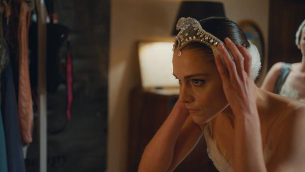 Bild 1 von 3: Zoé (Ariane Labed) nimmt sich einer scheinbar unmöglichen Aufgabe an. Nun werden ihre Ausdauer und ihr Ehrgeiz durch ihre Darbietung im anspruchsvollen Stück Schwanensee auf die Probe gestellt.