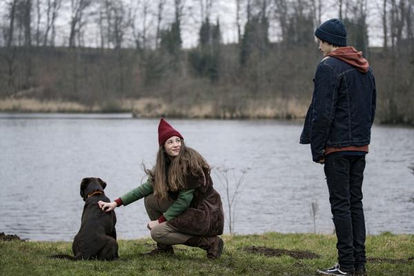 Bild 1 von 9: Tinka (Josephine Chavarria Hßjbjerg) und Lasse (Albert Rosin Harson) am See.