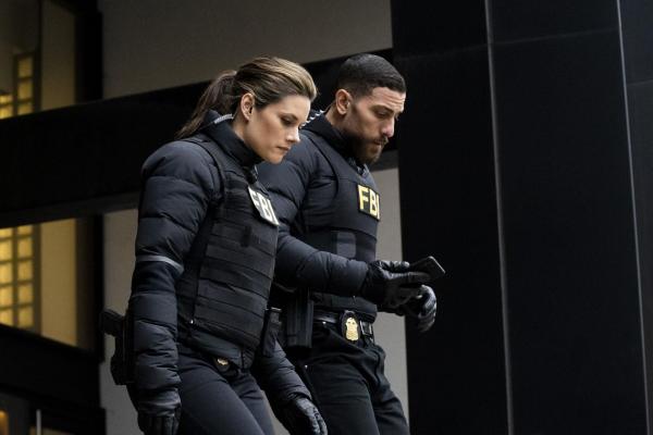 Bild 1 von 10: Maggie Bell (Missy Peregrym, l.); Omar Adom (Zeeko Zaki, r.)