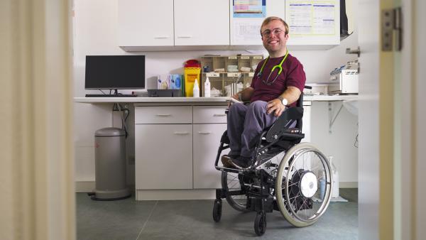 Bild 1 von 10: Dr. Leopold Rupp macht die Weiterbildung zum Facharzt in der Praxis seiner Eltern in Albersdorf, Schleswig-Holstein.