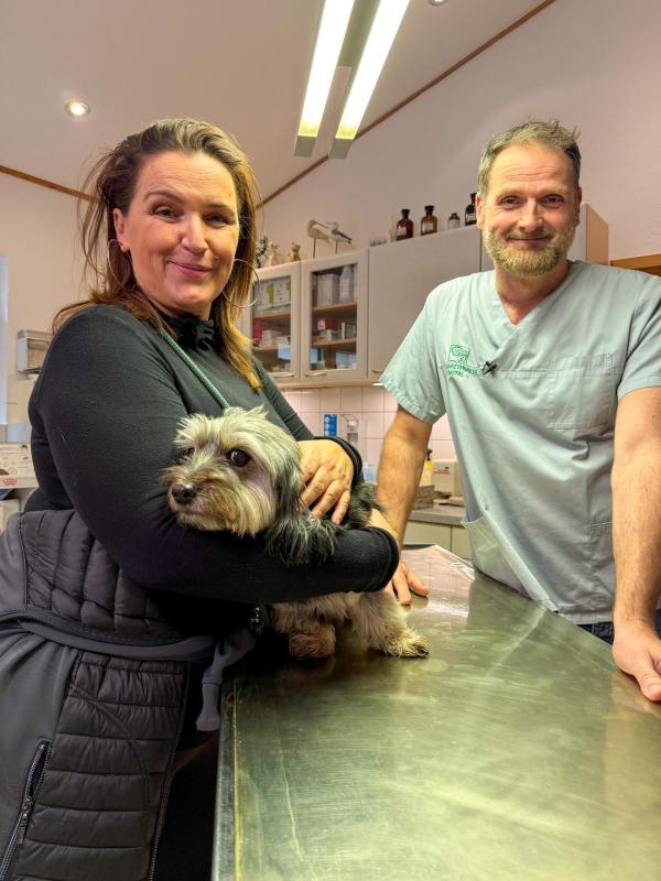Bild 1 von 18: Im Bild: Barbara Karlich mit Hündin Madmoiselle Meixi bei Tierarzt Herbert Wildt.