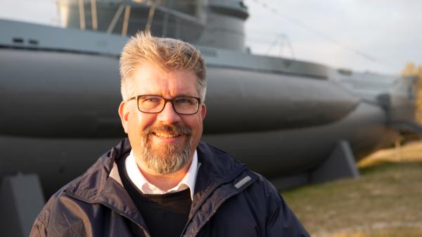 Bild 1 von 3: Jan M. Witt, Historiker des Deutschen Marinebundes, kennt alle Details zur Geschichte der Bismarck.