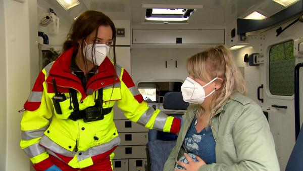 Bild 1 von 2: Die Retter helfen zwei schwangeren Frauen, die verunglückt sind...