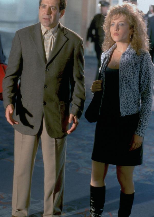 Bild 1 von 8: Monk (Tony Shalhoub, l.) begleitet Sharona (Bitty Schram, r.) zum Flughafen - in der irrigen Annahme, sie würden dort Sharonas Tante Minn abholen ...