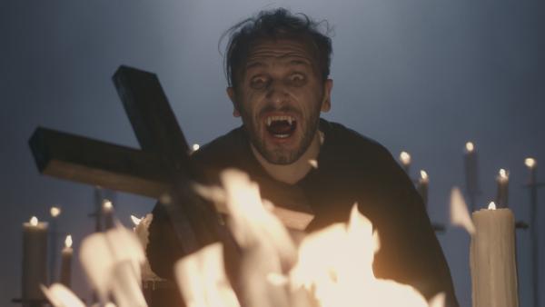 Bild 1 von 2: Um zu überleben, muss der Vampir Dracula das Blut seiner unschuldigen Opfer trinken.