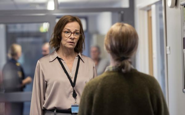 Bild 1 von 5: Iris (Sofia Helin, r.) ist nicht damit einverstanden, dass Kerstin (Kajsa Ernst, l.) eigenmächtig die neuen Ermittlungen im Vermisstenfall Benjamin eingestellt hat.