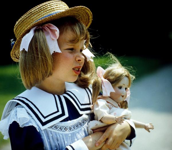 Bild 1 von 1: Die kleine Annemarie Braun (Kathrin Toboll) wächst wohlbehütet unter der Aufsicht des geliebten Kindermädchens Lena auf. Ein besonderes Vergnügen ist ein sonntäglicher Spaziergang im Park, noch vor dem Frühstück mit den Eltern.