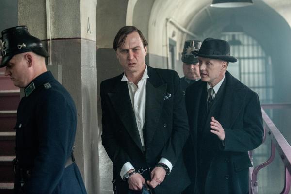 Bild 1 von 31: Im Bild: Georg Wegener (Holger Handtke, re.) führt Alfred Nyssen (Lars Eidinger, Mitte) in die Gefängniszelle.