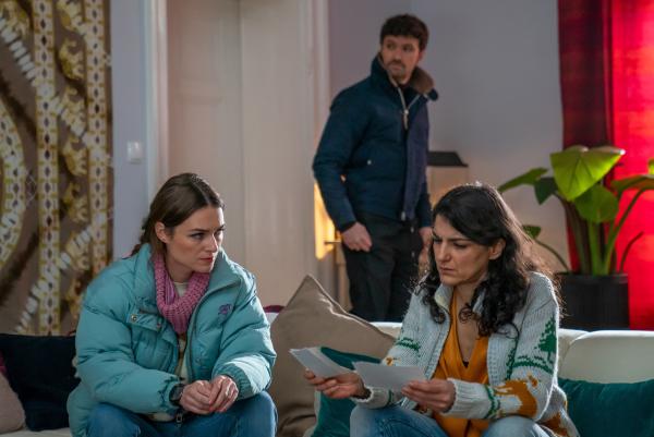 Bild 1 von 7: Nadja Türkan (Javeh Asefdjah, r.) erfährt von Lucy (Josephin Busch, l.) und Alexander (Aleksandar Radenkovi?, M.), dass sie offenbar von dem Vermissten gestalkt wurde.