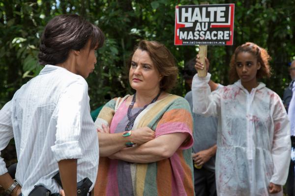 Bild 1 von 5: Mélissa Sainte-Rose (Sonia Rolland, l.) ist verzweifelt. Die undurchschaubare Tierschutzaktivistin Elisabeth Castan (Tatiana Gousseff, M.) hat ihre Tochter Chloé (Antoinette Giret, r.) um den Finger gewickelt. Diese setzt sich nun auch mit Gewalt für das Recht von Tieren ein.